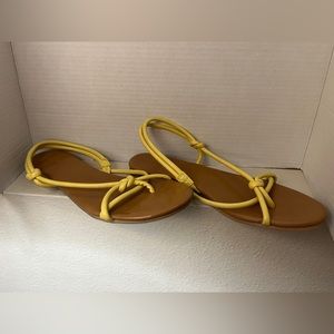 🐠Universal Thread. Sandals. Yellow. Size 11. Excellent Condition.